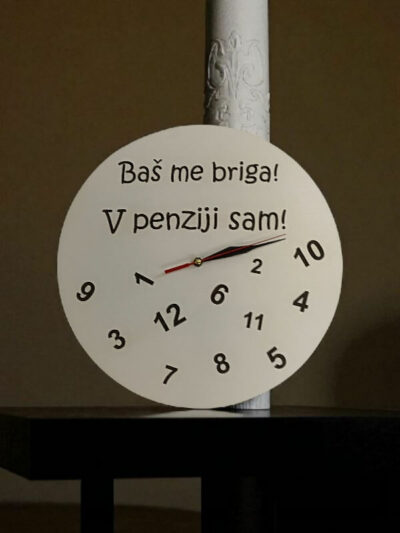 DART dizajn Zidni sat s razbacanim brojevima, idealan poklon za umirovljenje.