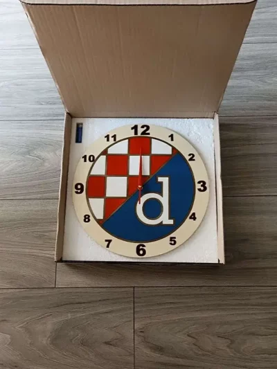 Zidni sat s motivom Dinamo, podloga sa stiliziranim grbom kluba.