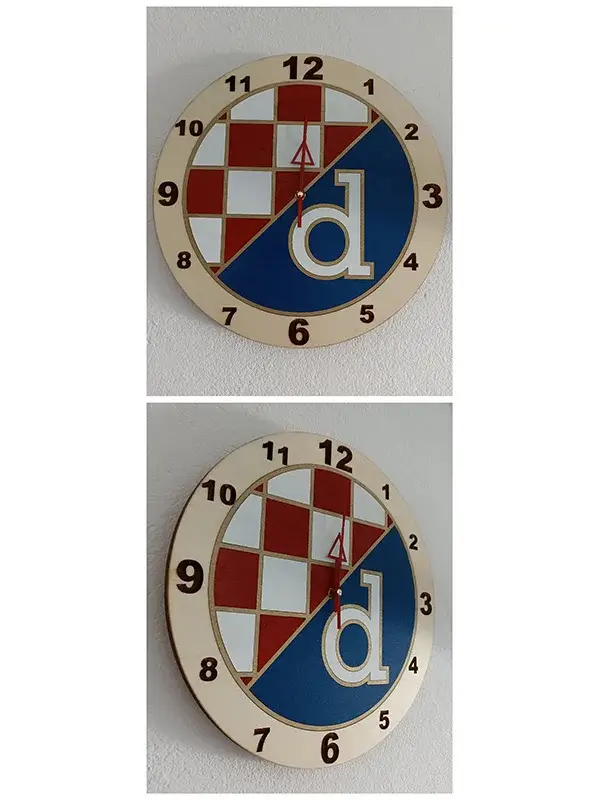 Zidni sat s motivom Dinamo, podloga sa stiliziranim grbom kluba.