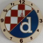 Zidni sat s motivom Dinamo, podloga sa stiliziranim grbom kluba.