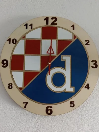 Zidni sat s motivom Dinamo, podloga sa stiliziranim grbom kluba.