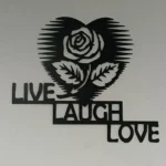 Zidna dekoracija s natpisom Live Laugh Love i cvijetom u obliku srca.