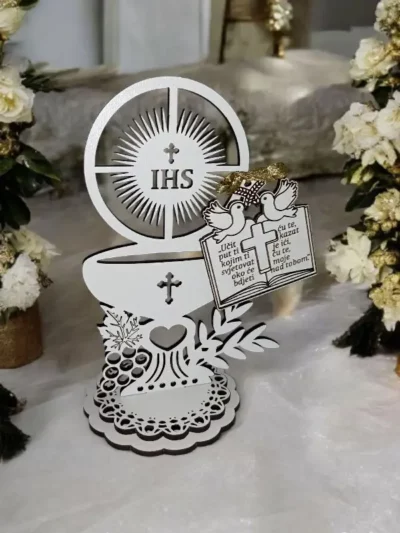 dekoracija za Prvu svetu pričest s IHS i kaležom