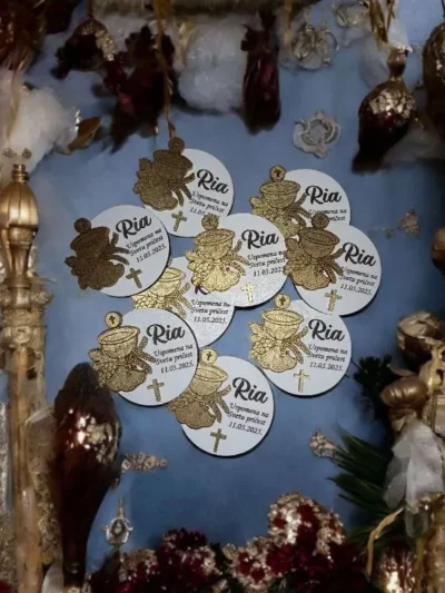 Okrugli magnet zahvalnica za Prvu svetu pričest s motivom kaleža i imenom