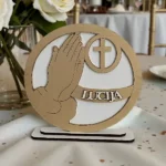 Drvena dekoracija molitvene ruke s križem, personalizirano ime