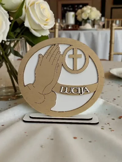 Drvena dekoracija molitvene ruke s križem, personalizirano ime