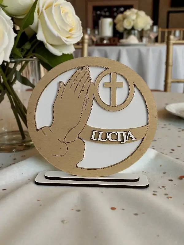 Dart_dizajn_sakramenti 1 Drvena dekoracija molitvene ruke s križem, personalizirano ime